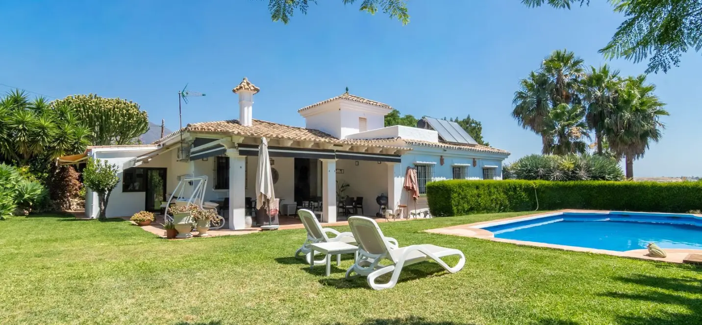 Продажа  отдельно стоящей виллы в Estepona 0