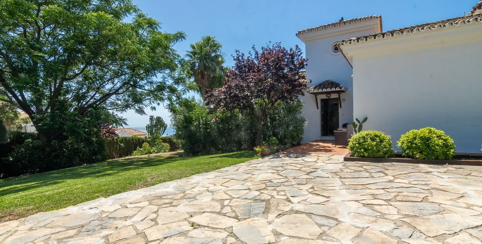 Продажа  отдельно стоящей виллы в Estepona 2