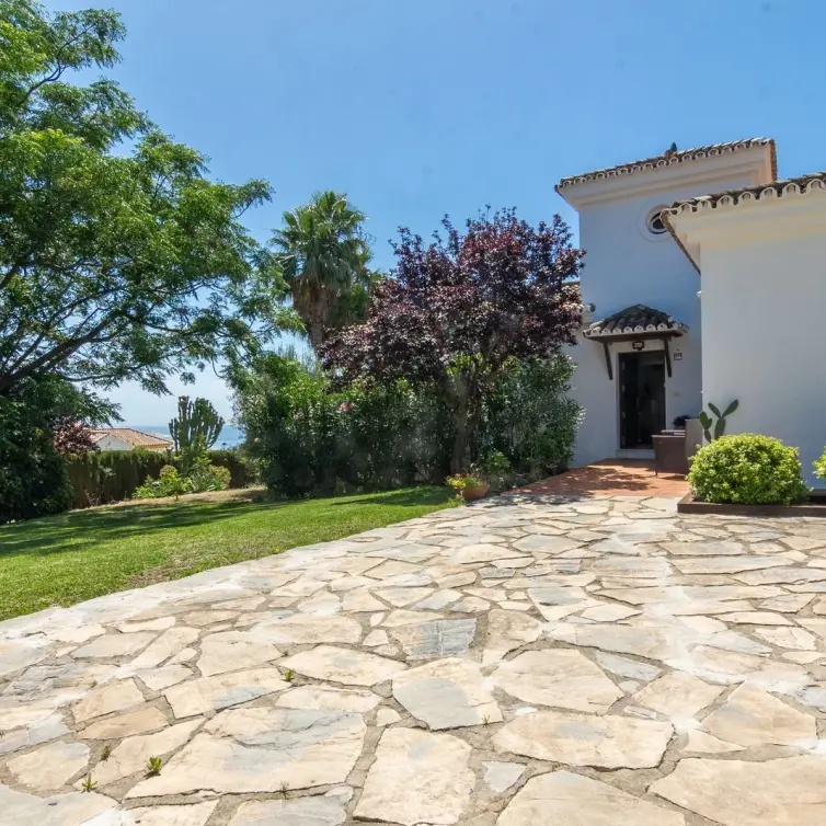 Продажа  отдельно стоящей виллы в Estepona