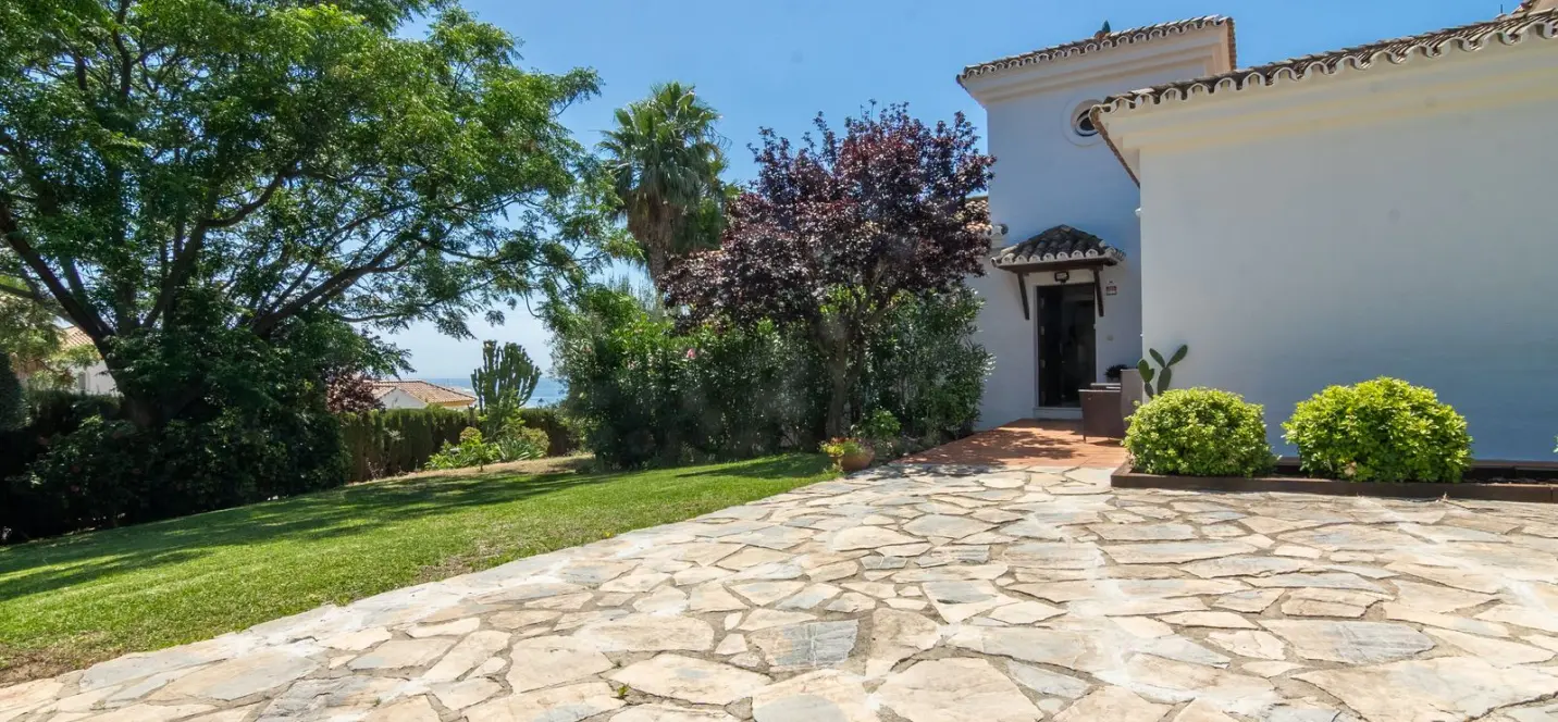 Продажа  отдельно стоящей виллы в Estepona 1