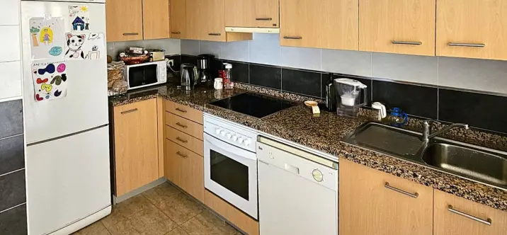 Venta de apartamento en planta media en Estepona 2