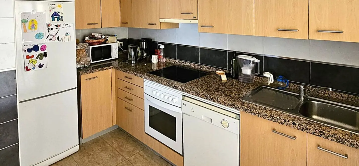 Sale of middle floor apartment in Estepona 2
