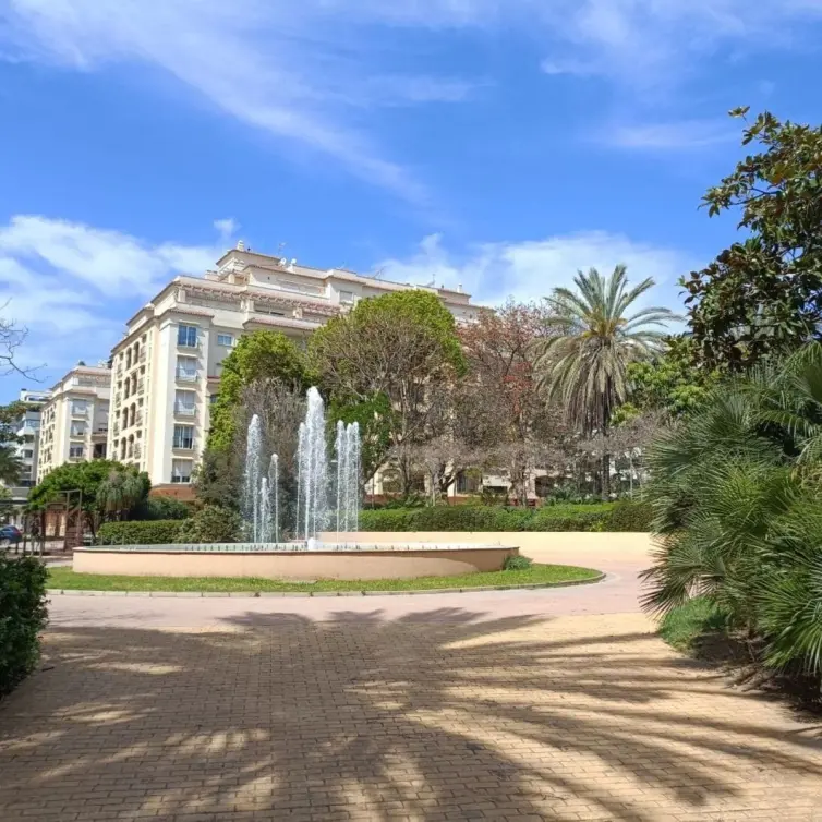 Sale of middle floor apartment in Estepona