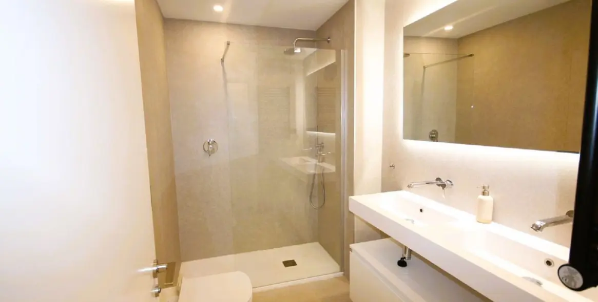 Alquiler a largo plazo de apartamento en planta media en Marbella 24