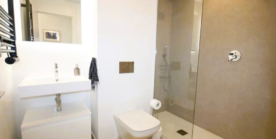 Alquiler a largo plazo de apartamento en planta media en Marbella 26