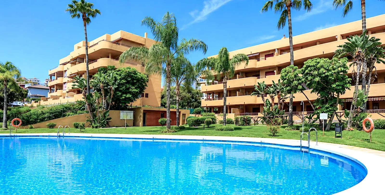 Sale of middle floor apartment in La Cala de Mijas 1