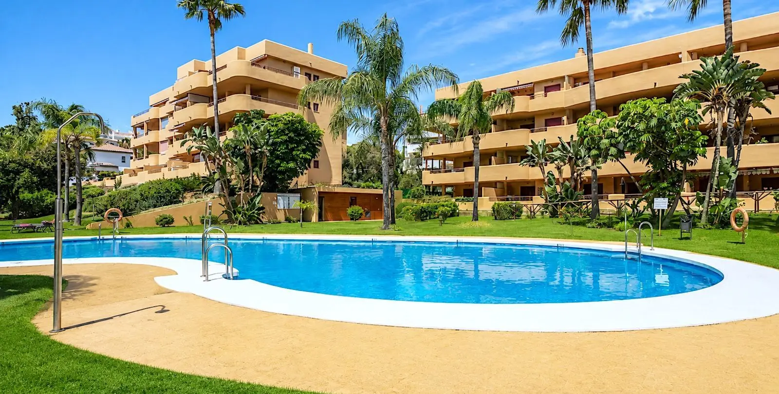 Sale of middle floor apartment in La Cala de Mijas 13