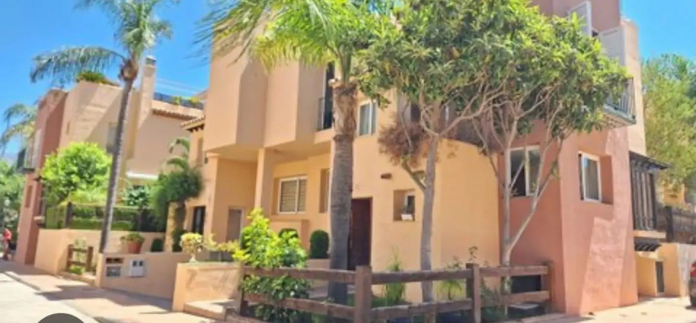 Sale of townhouse in Nueva Andalucía 0