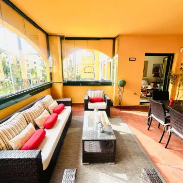 Venta de apartamento en planta media en San Pedro de Alcántara
