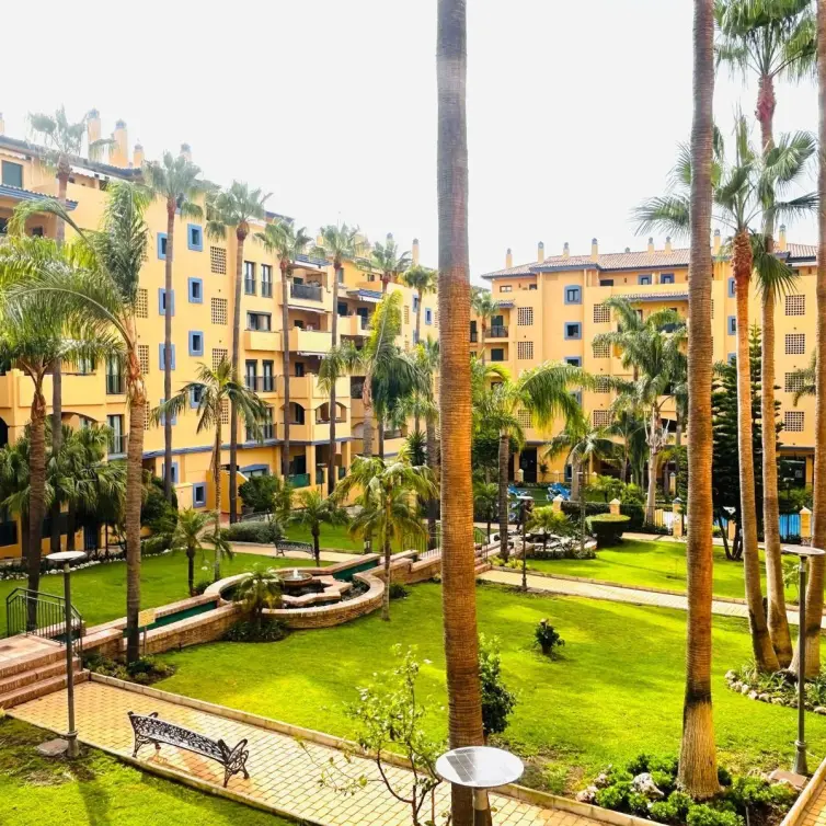 Venta de apartamento en planta media en San Pedro de Alcántara