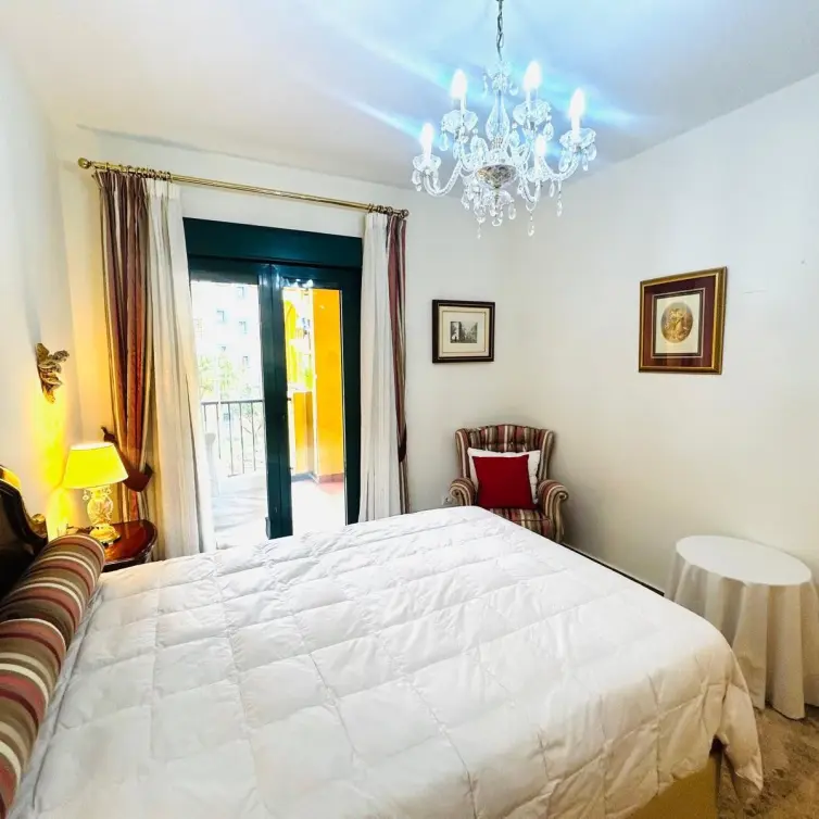 Venta de apartamento en planta media en San Pedro de Alcántara