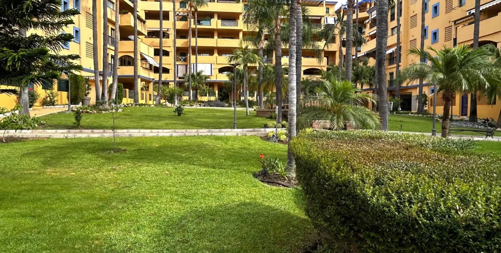 Sale of middle floor apartment in San Pedro de Alcántara 12