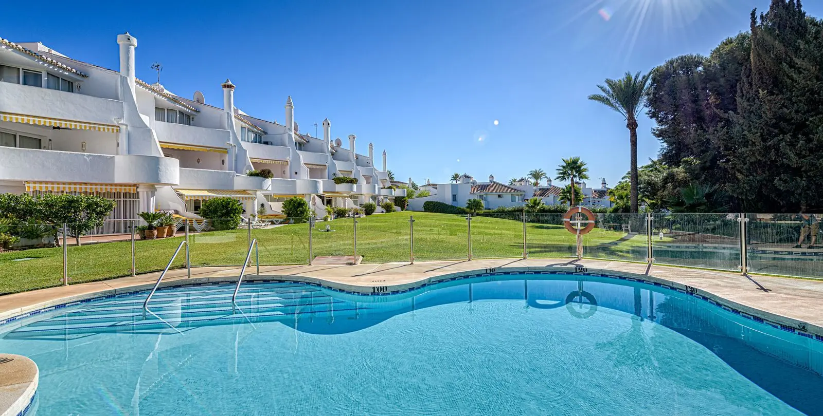 Sale of ground floor apartment in Calahonda 20