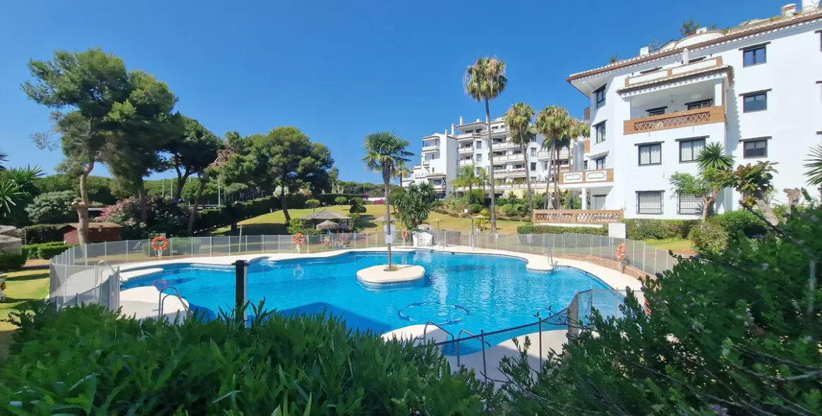 Venta de apartamento en planta media en Calahonda 1