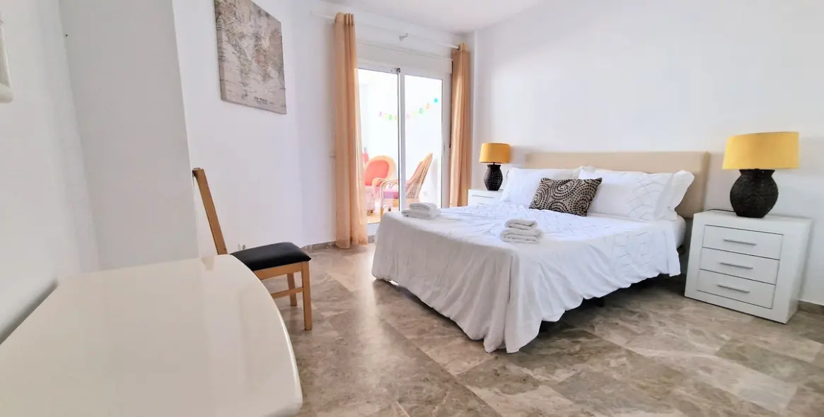 Venta de apartamento en planta media en Calahonda 4