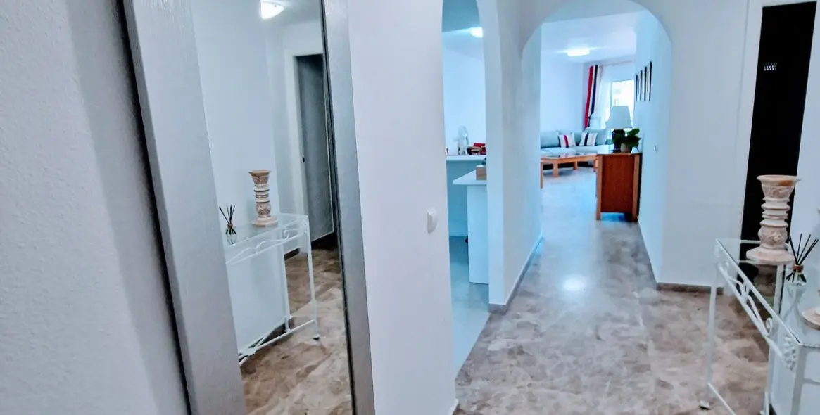 Venta de apartamento en planta media en Calahonda 5