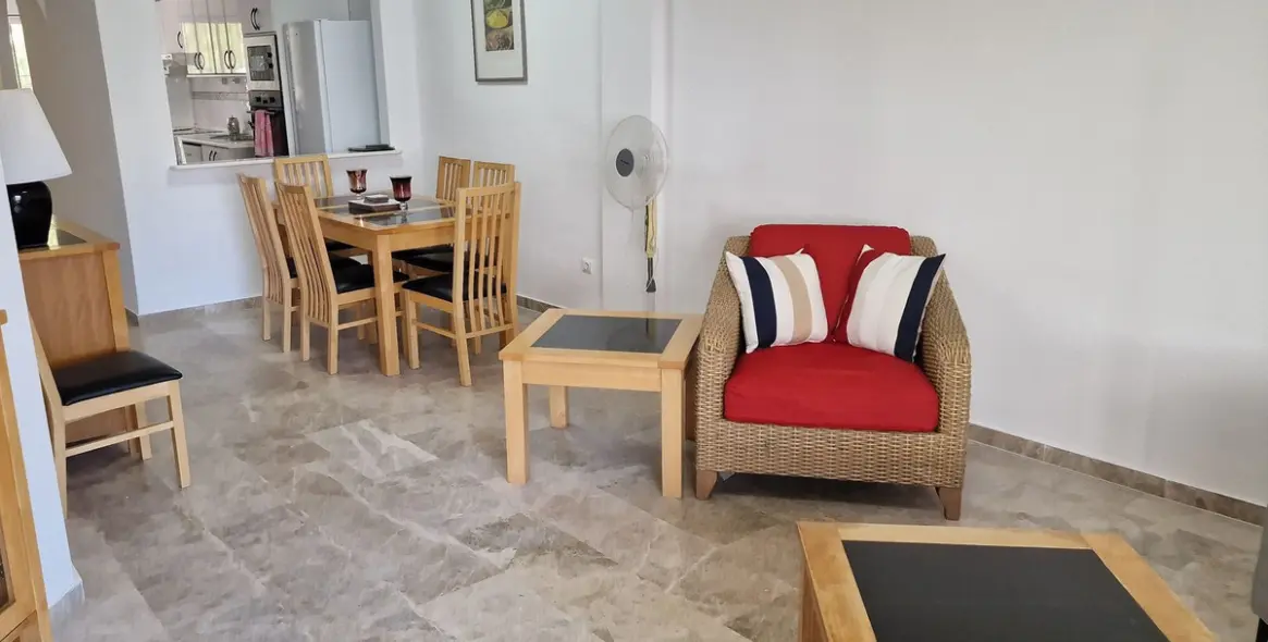 Venta de apartamento en planta media en Calahonda 6