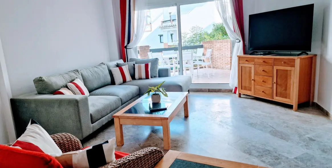 Venta de apartamento en planta media en Calahonda 8