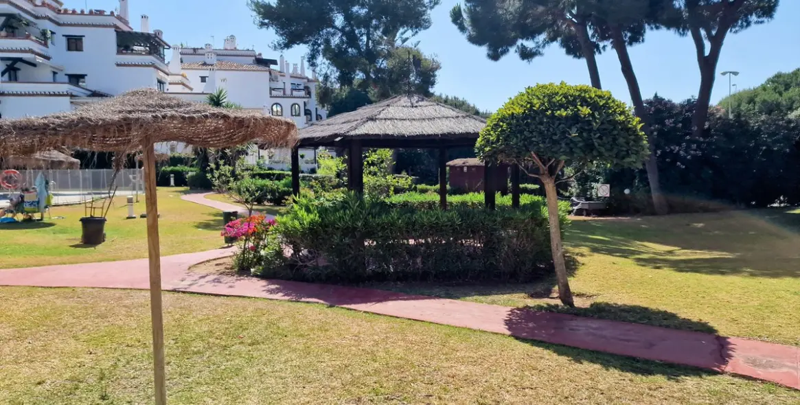 Venta de apartamento en planta media en Calahonda 10