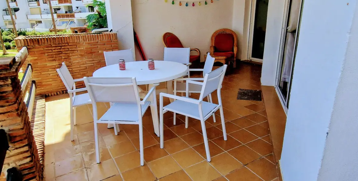Venta de apartamento en planta media en Calahonda 11