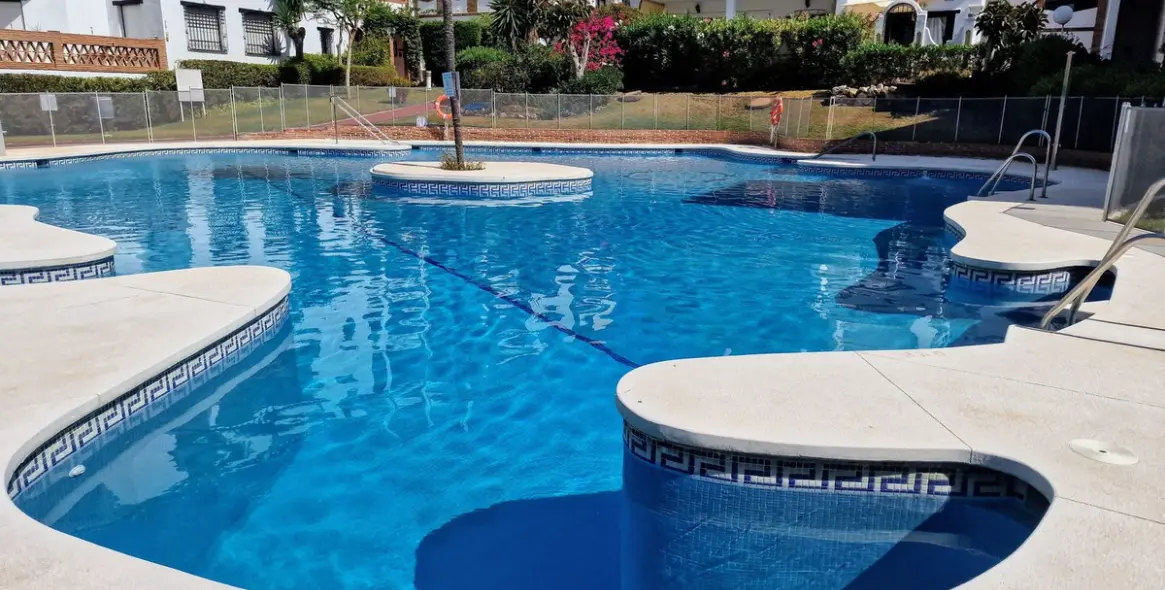 Venta de apartamento en planta media en Calahonda 12