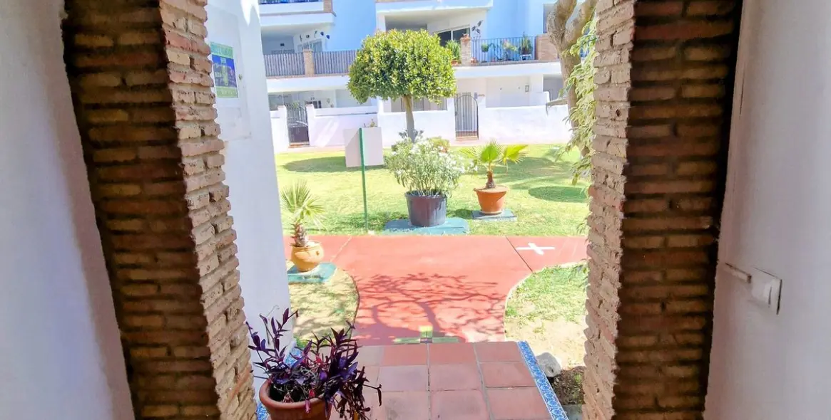 Venta de apartamento en planta media en Calahonda 13