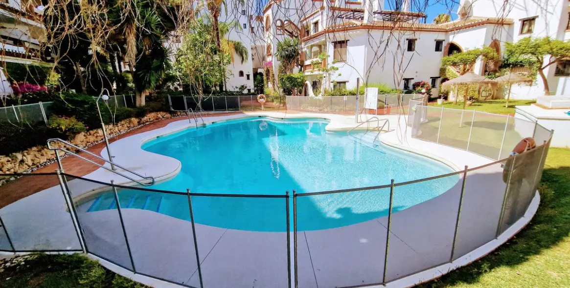 Venta de apartamento en planta media en Calahonda 14