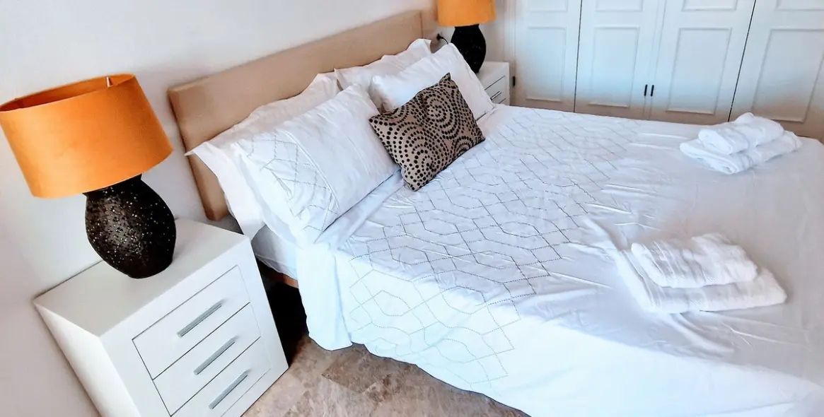 Venta de apartamento en planta media en Calahonda 15