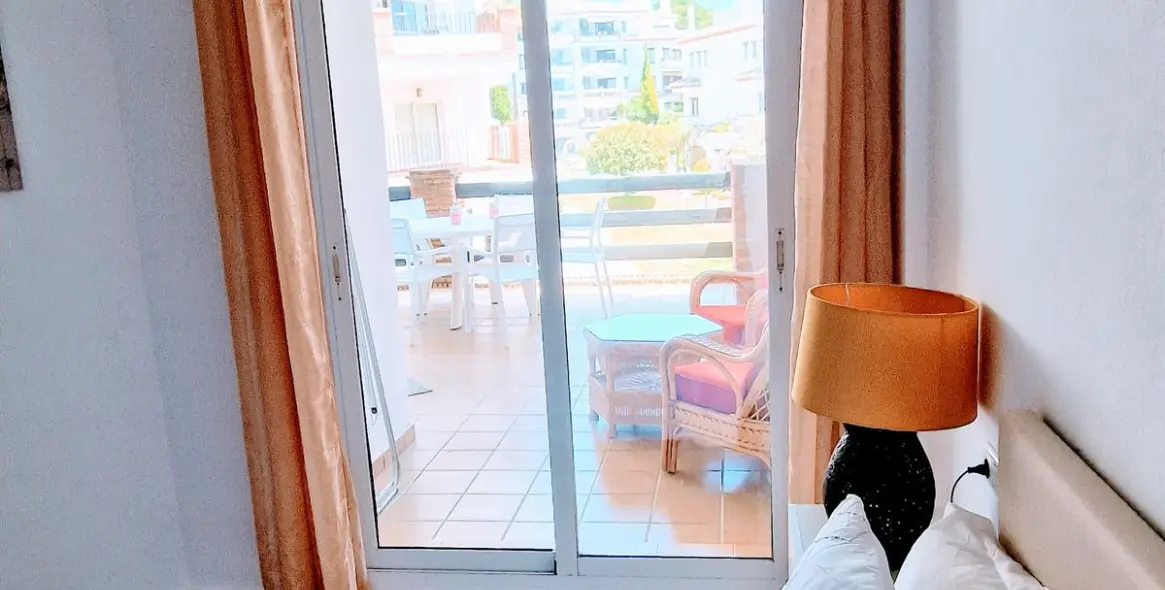 Venta de apartamento en planta media en Calahonda 16