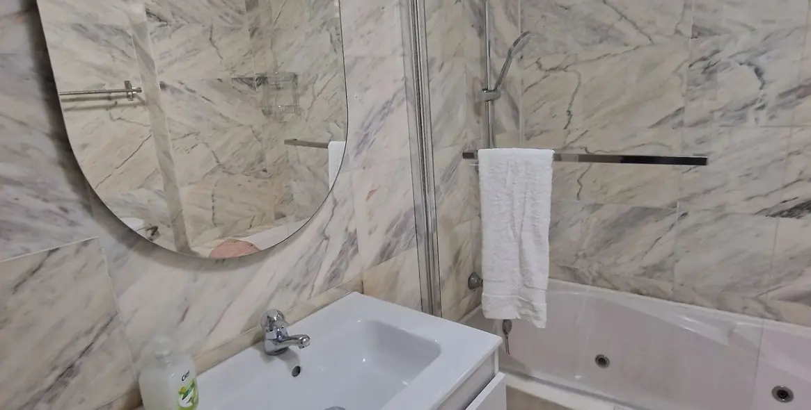 Venta de apartamento en planta media en Calahonda 18