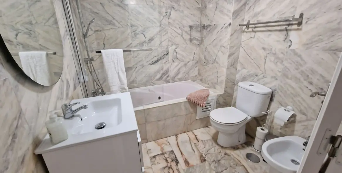 Venta de apartamento en planta media en Calahonda 19