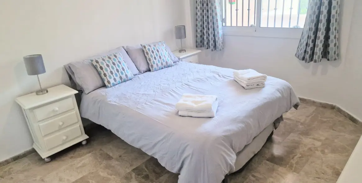 Venta de apartamento en planta media en Calahonda 23