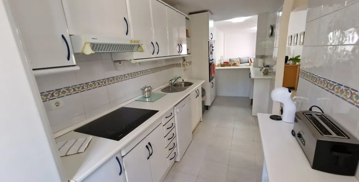 Venta de apartamento en planta media en Calahonda 27