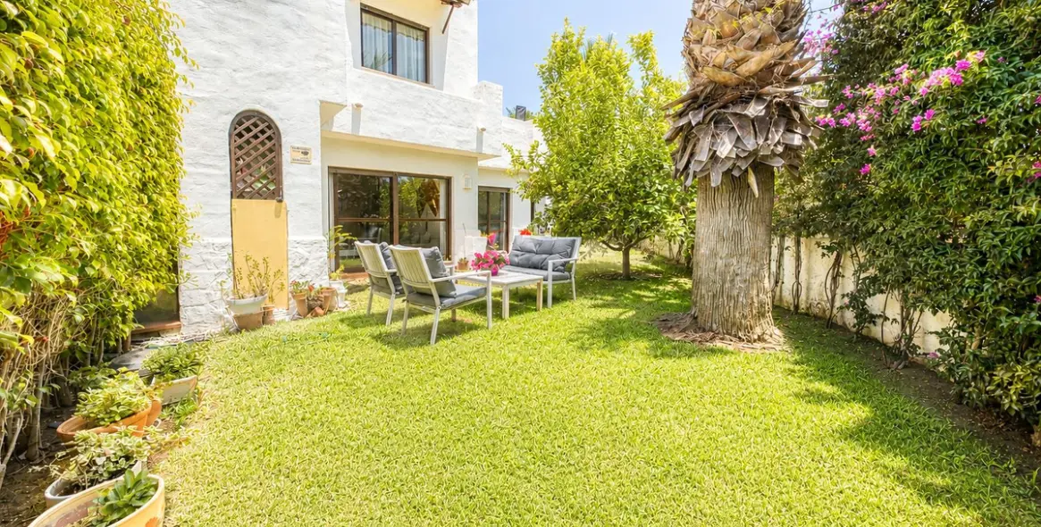 Sale of ground floor apartment in Estepona 16