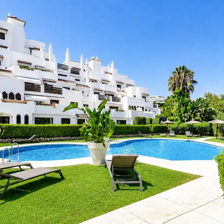 Продажа апартаментов на первом этаже в Estepona