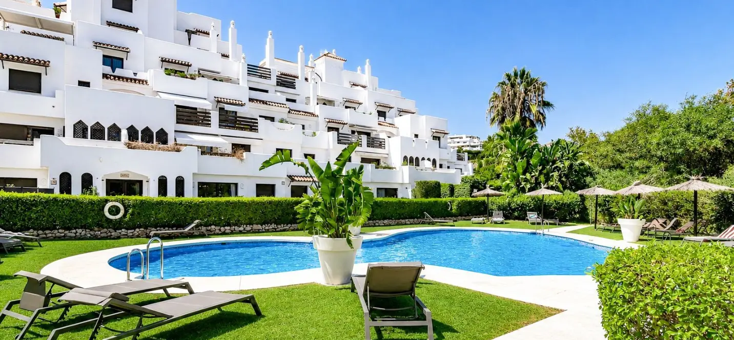 Продажа апартаментов на первом этаже в Estepona 0
