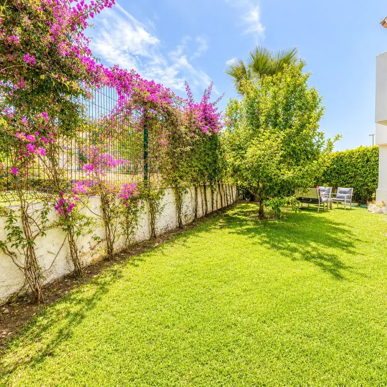 Продажа апартаментов на первом этаже в Estepona