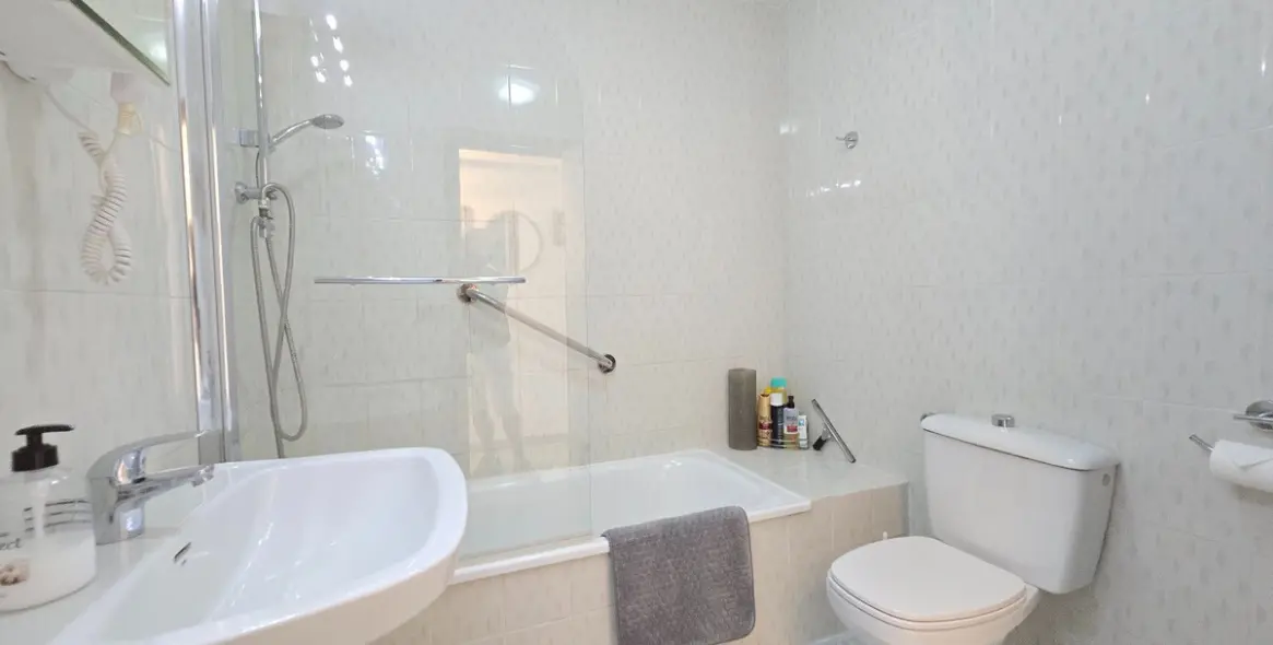 Sale of middle floor apartment in Benalmadena 22