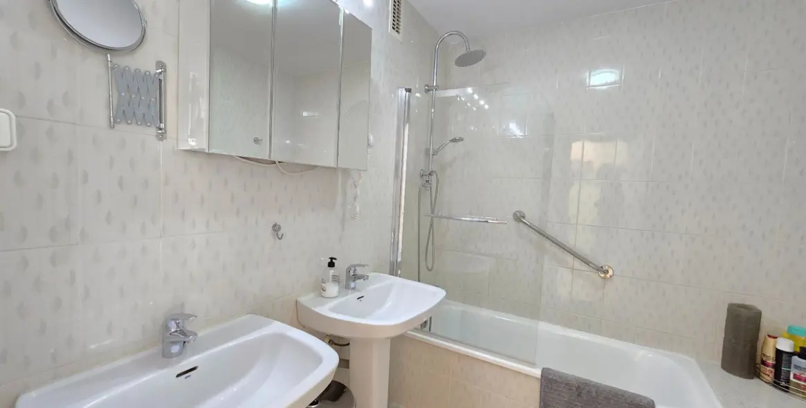 Sale of middle floor apartment in Benalmadena 25
