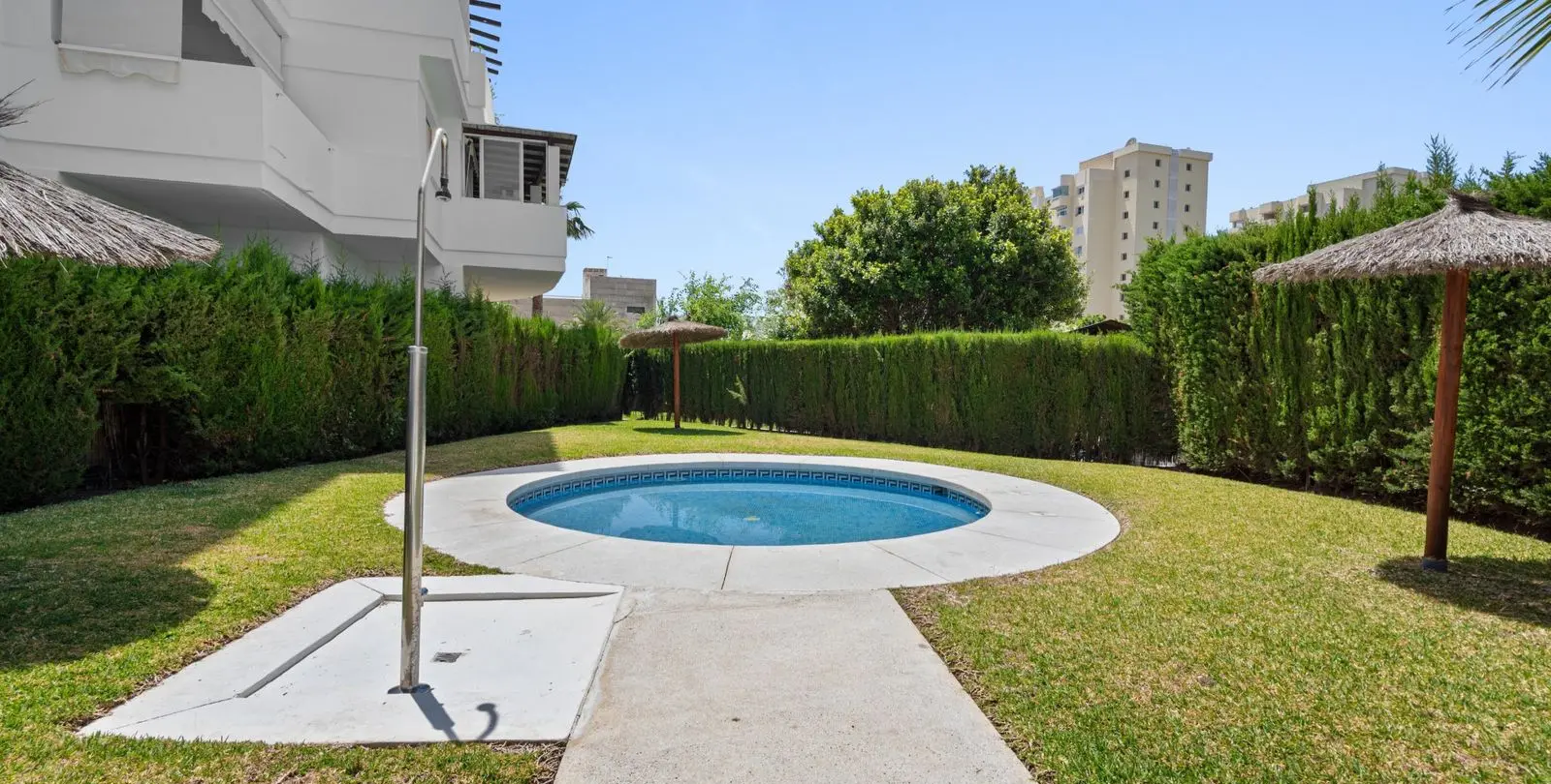 Продажа апартаментов на первом этаже в Estepona 1