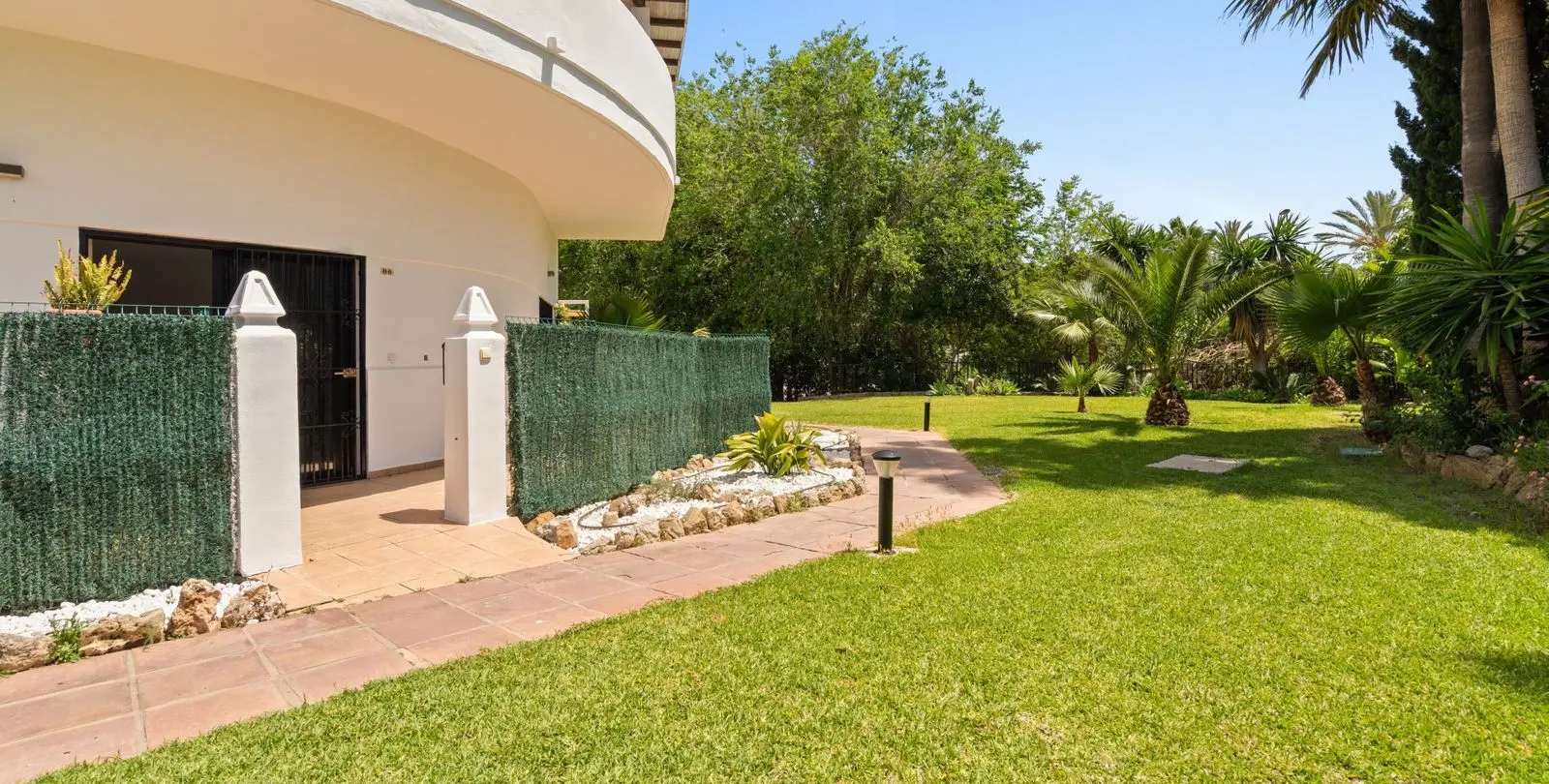 Продажа апартаментов на первом этаже в Estepona 3