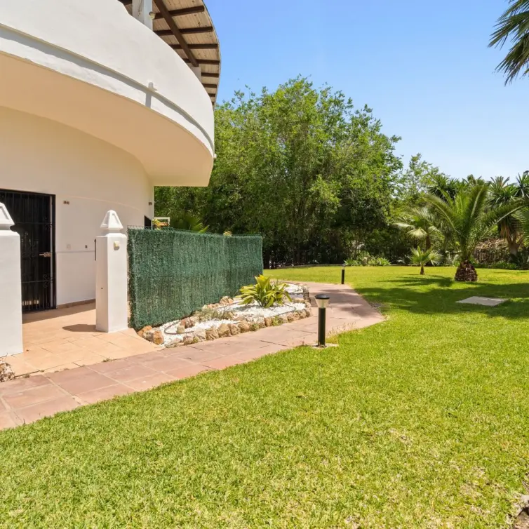 Sale of ground floor apartment in Estepona