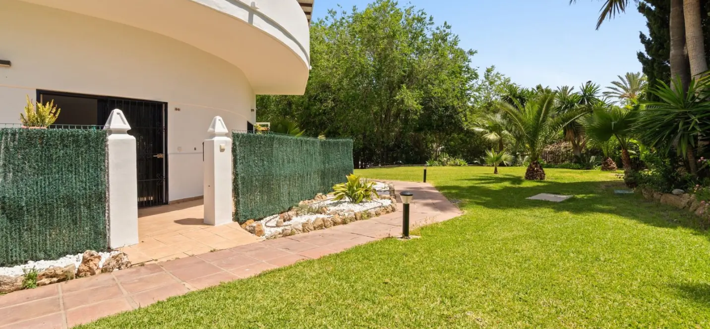 Sale of ground floor apartment in Estepona 2