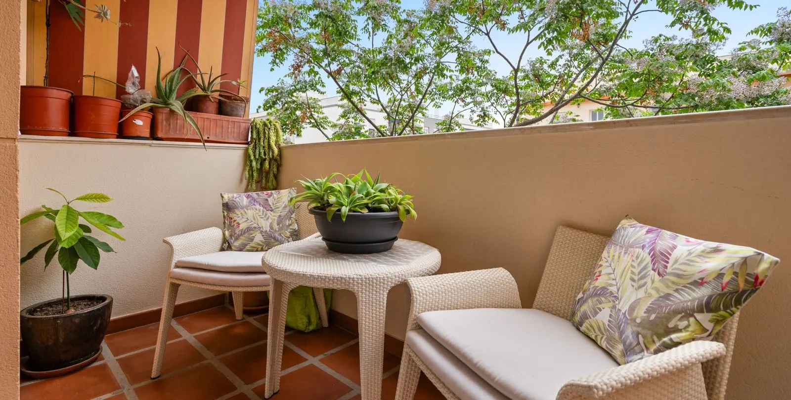 Sale of middle floor apartment in Estepona 1