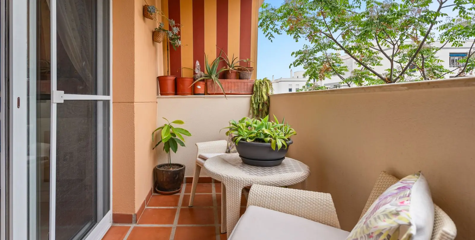 Sale of middle floor apartment in Estepona 2