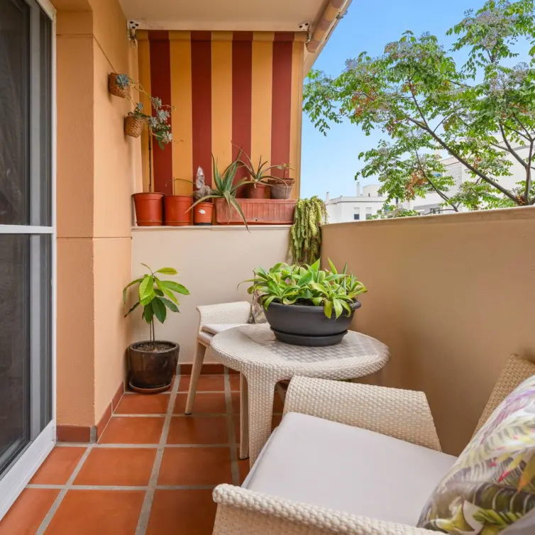 Sale of middle floor apartment in Estepona