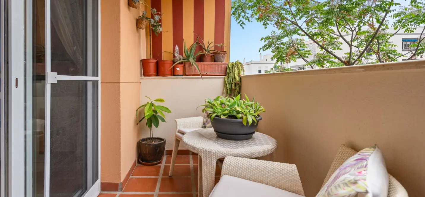 Sale of middle floor apartment in Estepona 1