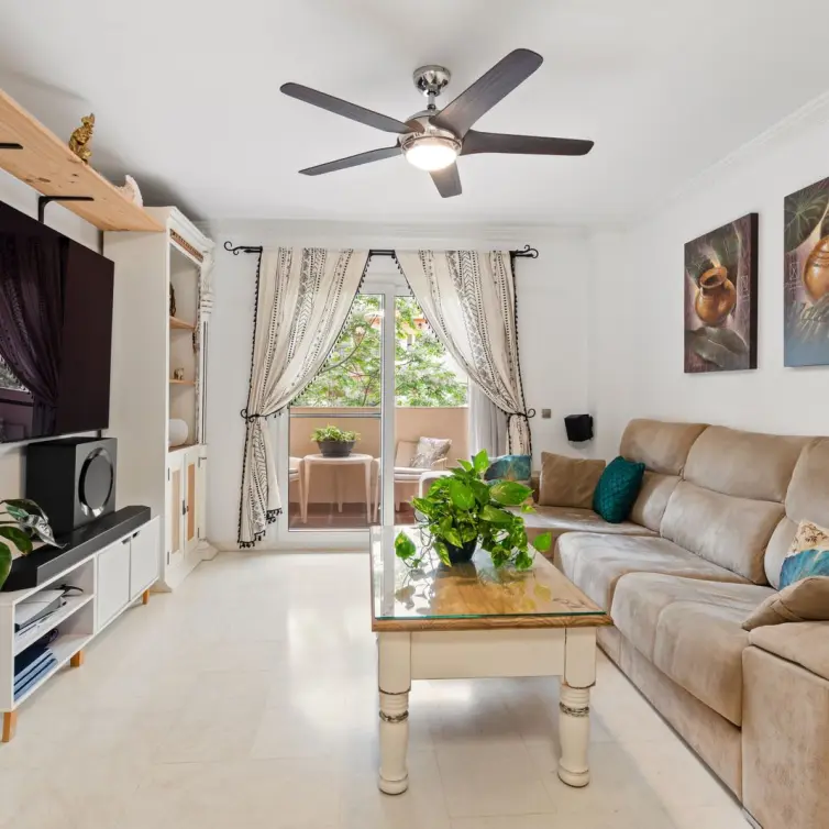 Sale of middle floor apartment in Estepona