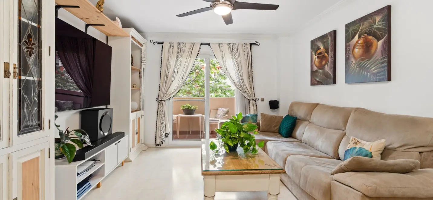Sale of middle floor apartment in Estepona 2