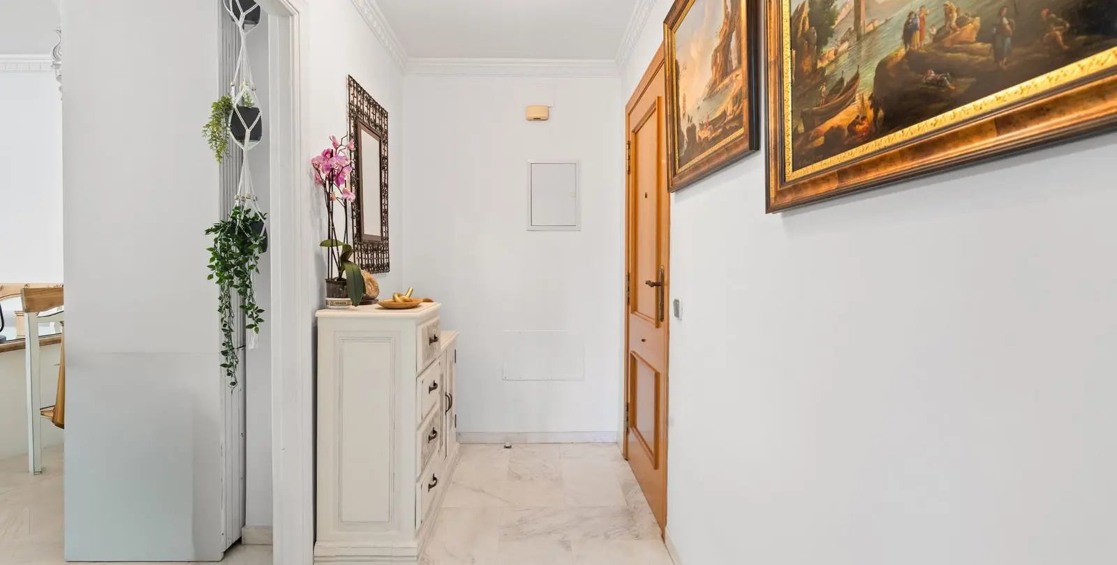 Sale of middle floor apartment in Estepona 4
